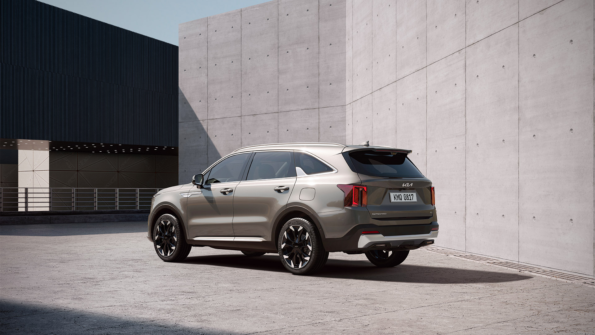 Una Sorento estacionada frente a un edificio de concreto