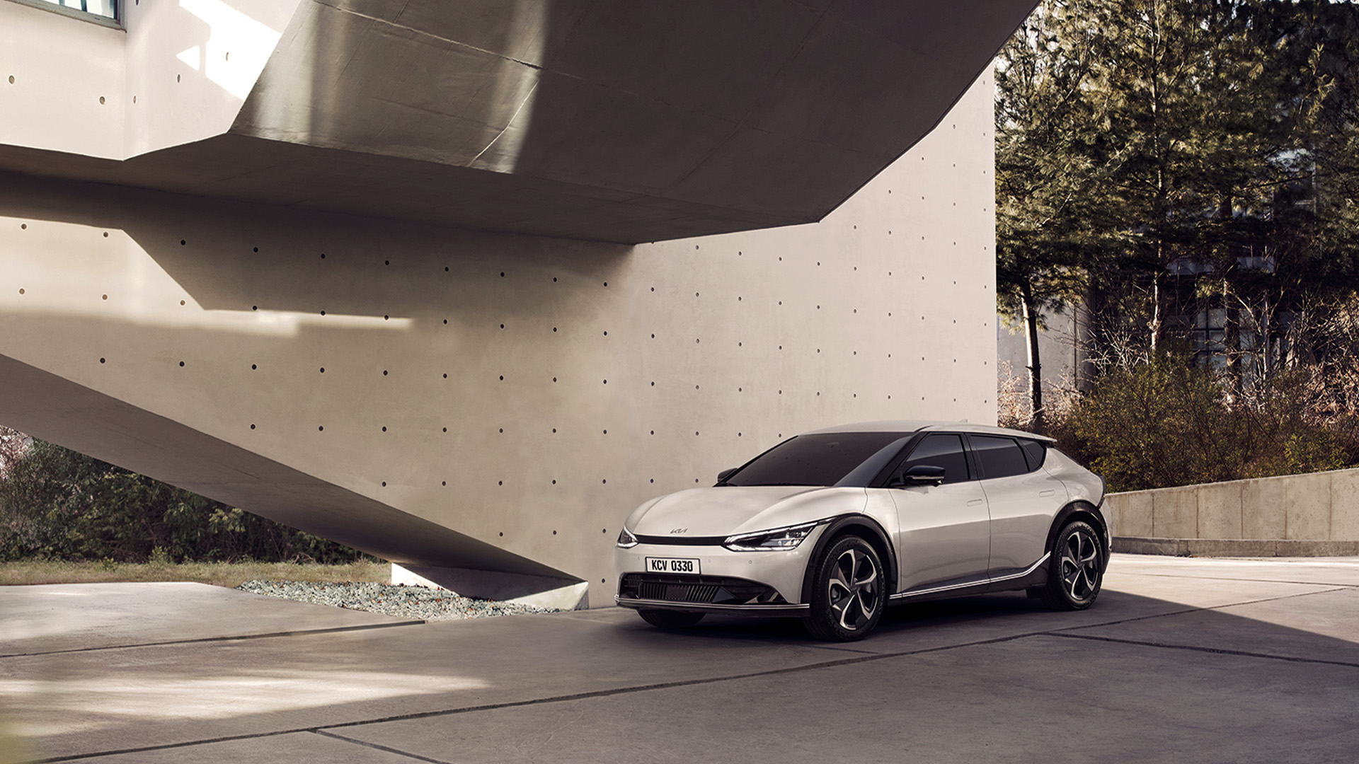 Vista frontal del EV6 frente a una estructura geométrica